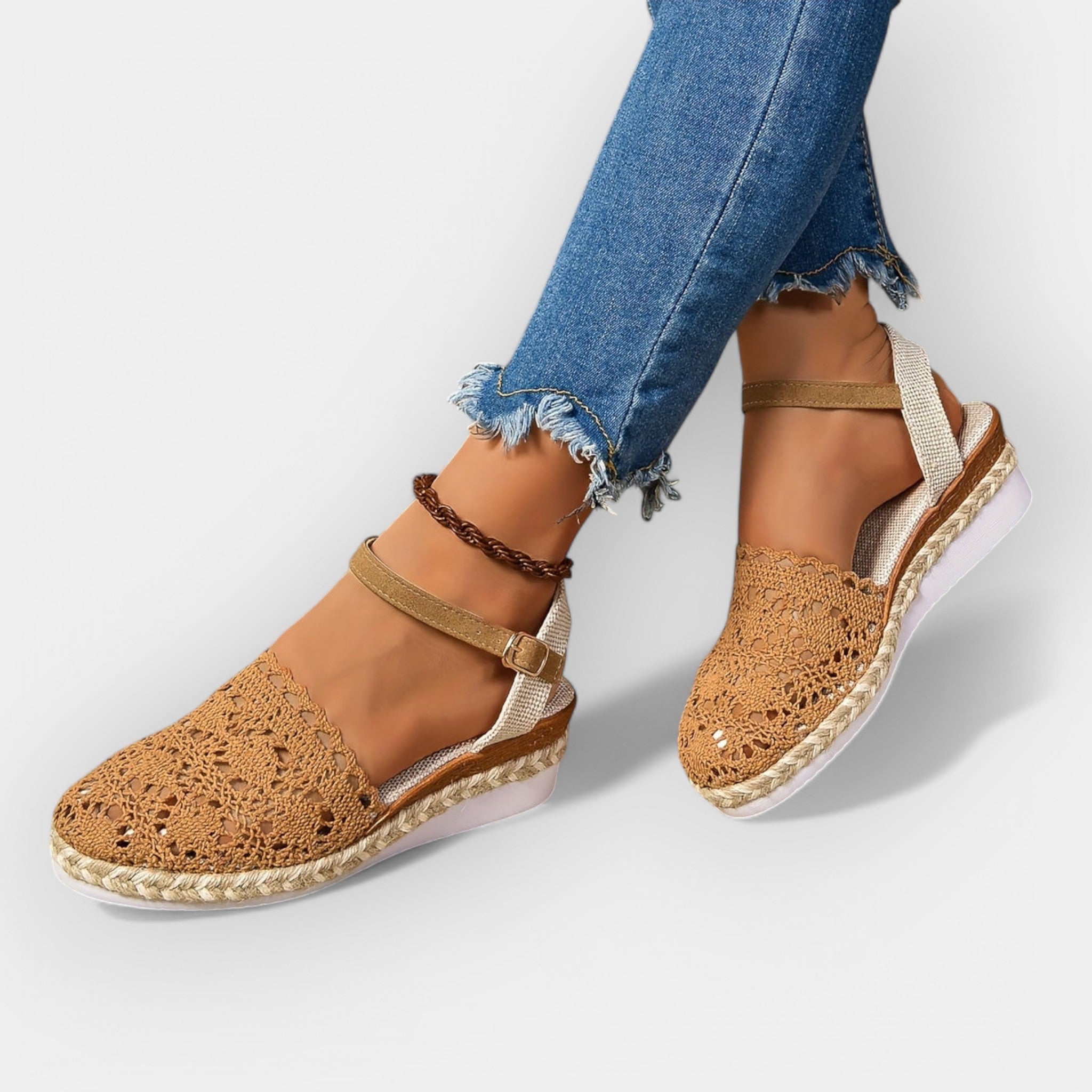 Rankų darbo sandalai